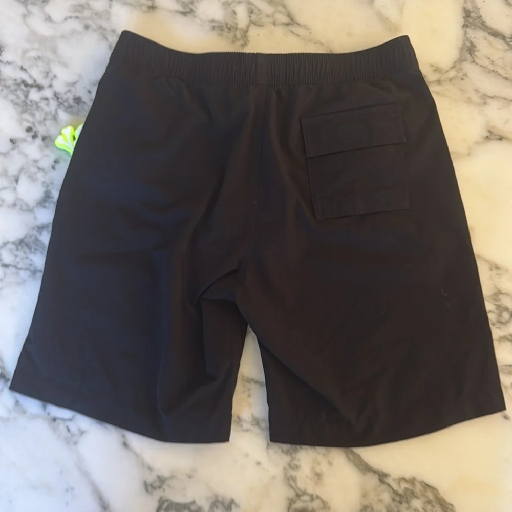 NWOT Psycho Bunny Leo Hydrochromic Swim Trunks Boys 14/16 - Black Neon Logo